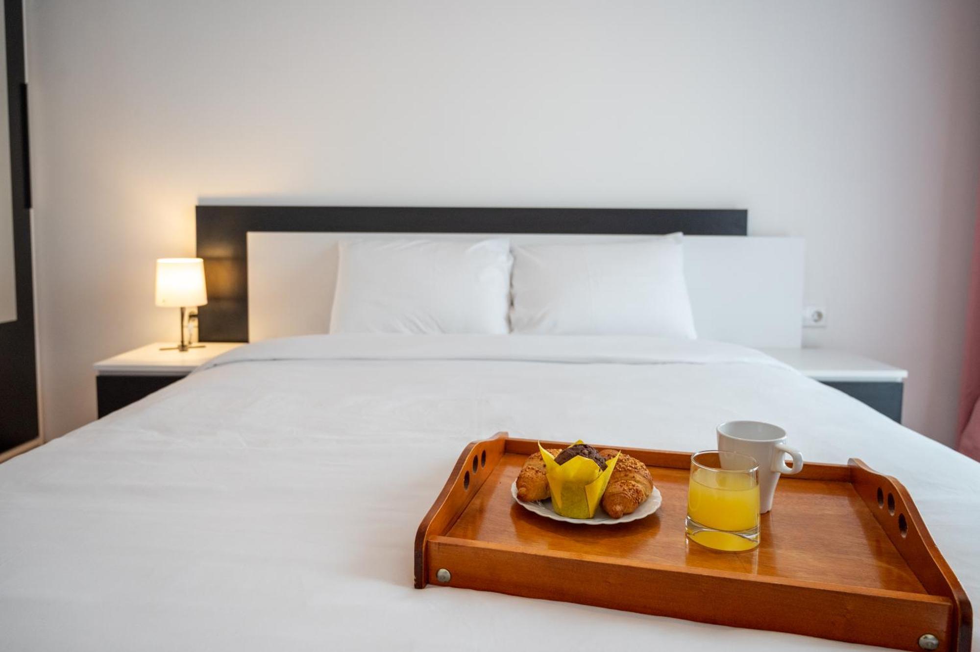 Sunny 1Bdr Apartment Near Center София Екстериор снимка